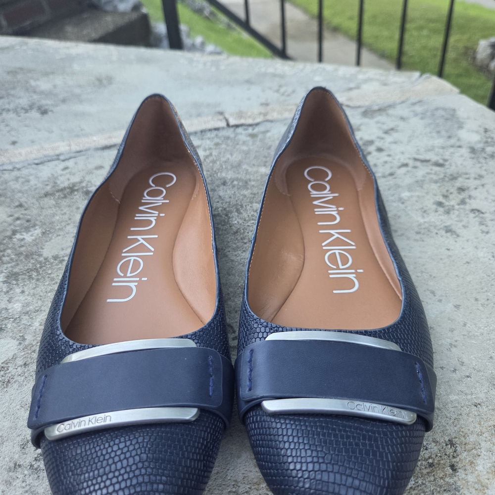 The Calvin Klein Flat in navy is a stylish and comfortable slip-on flat designed